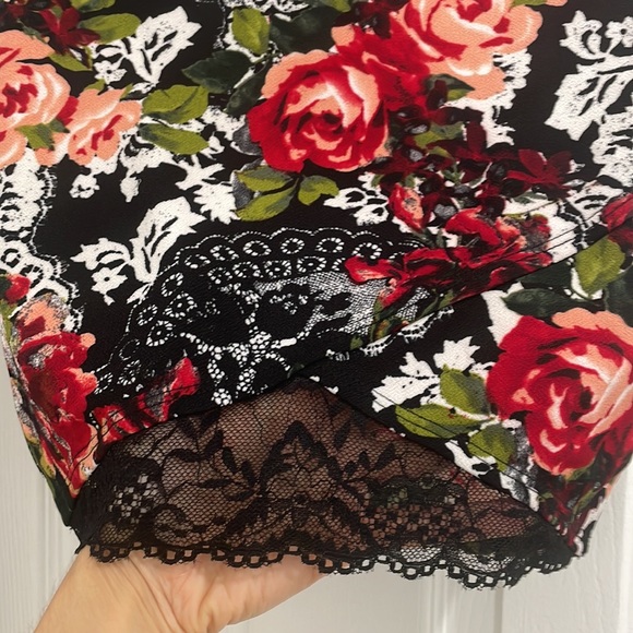 Material Girl floral skirt with lace detail size small new with tags NWT - Picture 3 of 4